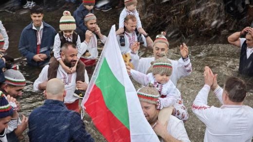 С гайди, тъпани и вяра: Мъжкото хоро се изви в ледените води на Тунджа в Калофер