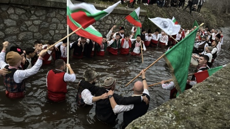 Стотици смелчаци „спасяват” кръста в цялата страна СНИМКИ
