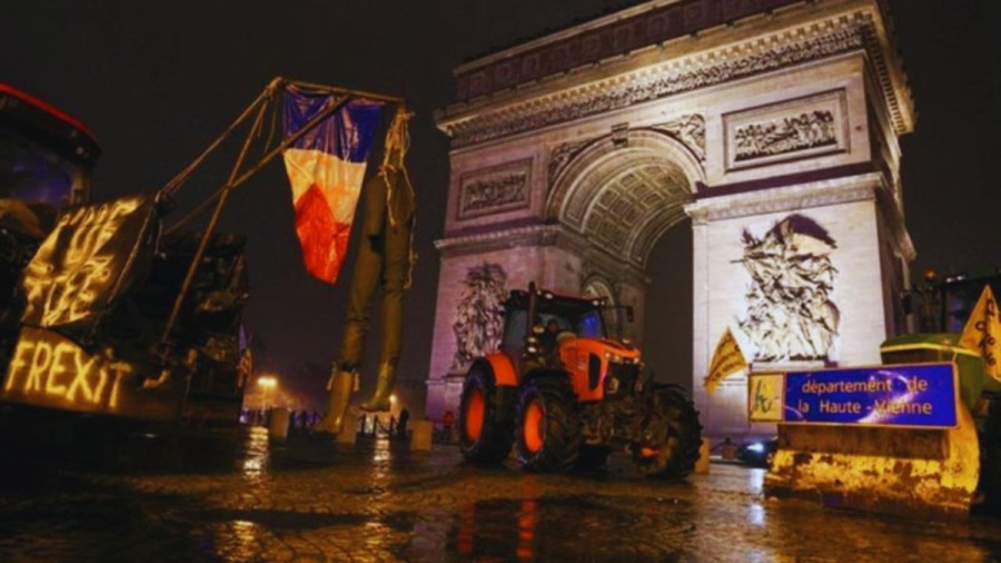 Френски фермери блокираха Париж с трактори