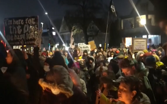 Протести, сблъсъци и арести в Минаполис след като жена беше застреляна от миграционните власти