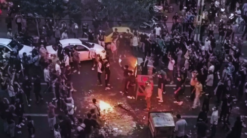 Иран в хаос: Масови протести, спрян интернет и увеличаващо се насилие