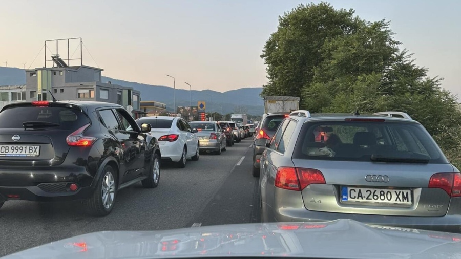 Опашка от камиони на „Кулата“ заради протеста на гръцките фермери