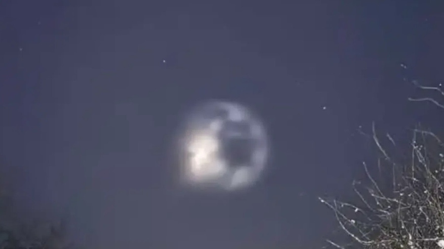 Бяло кълбо прелетя над България, снимаха го от Вълчедръм