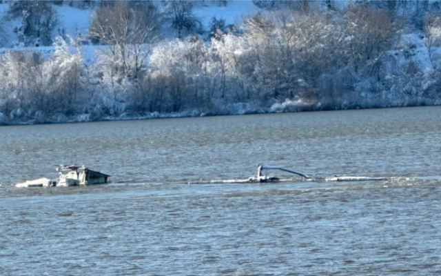 Баржа с над 1100 тона азотни химически торове потъна в Дунав край Свищов
