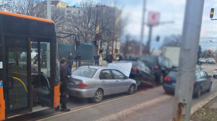 Верижно меле с автобус на градския транспорт и пет коли в София