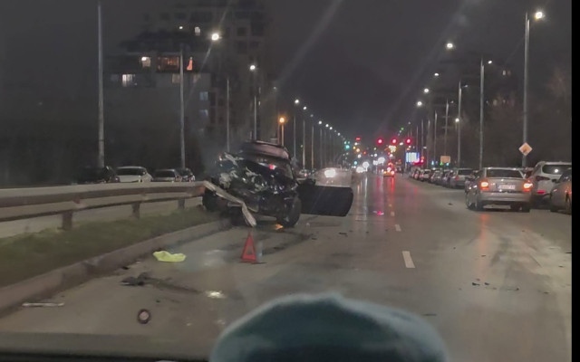 Катастрофа между две коли в столичния кв. "Люлин", ударени са и паркирани автомобили (ВИДЕО)