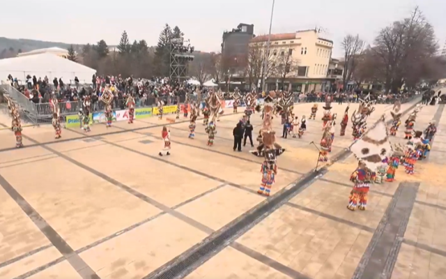 Първи ден на "Сурва“ в Перник: Празнични дефилета на шествията на сурвакари, кукери, бабугери, джамалари ВИДЕО