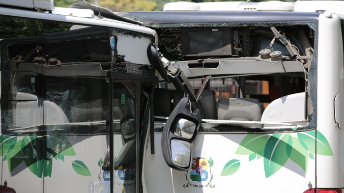 Автобус тръгна на заден ход и предизвика верижна катастрофа в София