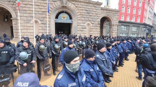 По-големи заплати в МВР със задна дата