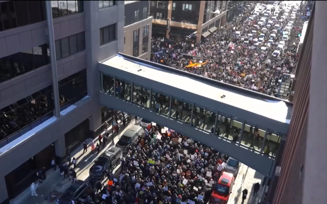 Гняв в Минеаполис заради застреляния от властите мъж:  Сблъсъци и сълзотворен газ