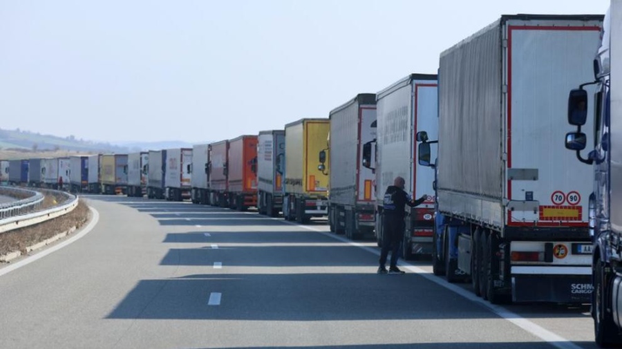 Балкански превозвачи блокират граници, включително с България