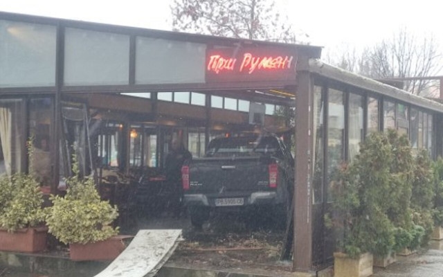 Джип се вряза в ресторант в ж.р. "Тракия" в Пловдив