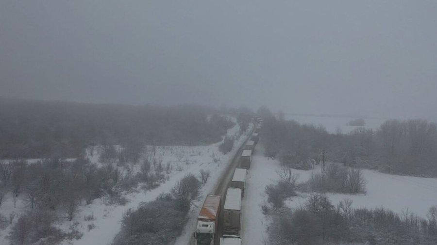„Дунав мост“ 2 е блокиран: Стотици шофьори са в снежен капан в Монтанско
