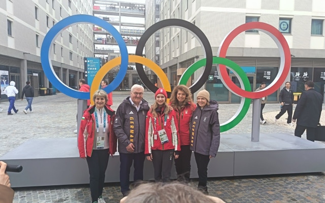 Йотова на разходка в олимпийското село , срещна се с германския си колега