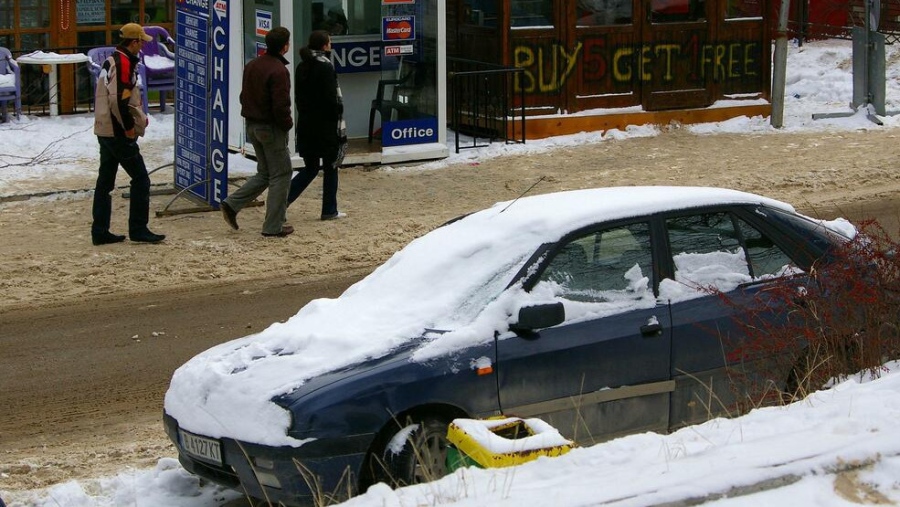 Обилен снеговалеж на Пампорово, има закъсали автомобили