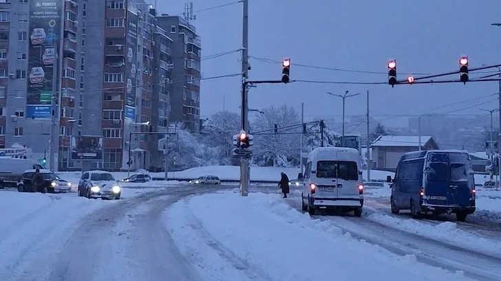 Снегът парализира Русе въпреки предварителните предупреждения