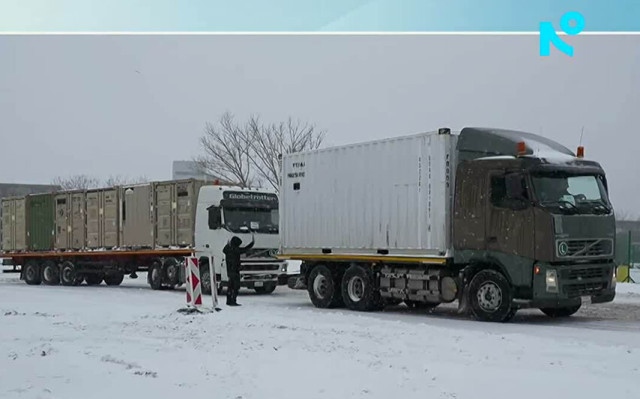 Камион от конвой на американската армия закъса в снега преди Дунав мост