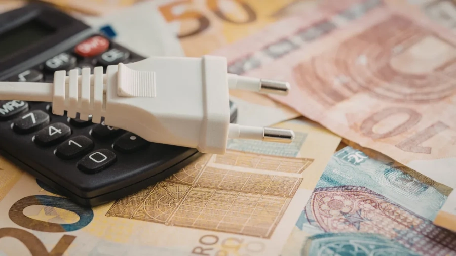 Сметките за ток са завишени заради липса на пари, твърди експерт