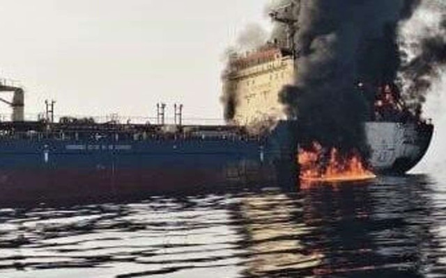 Петролен танкер бе поразен при опит за преминаване през Ормузкия проток
