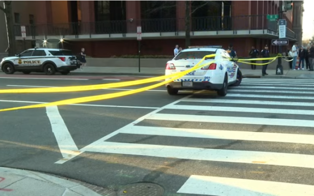 Микробус се вряза в бариера до Белия дом