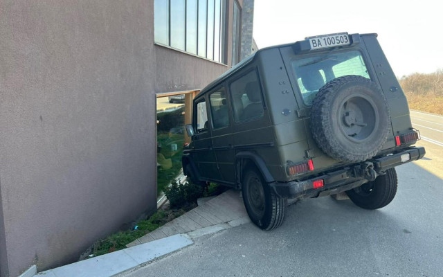 Забравил да дръпне ръчната: Военен джип се блъсна в ресторант