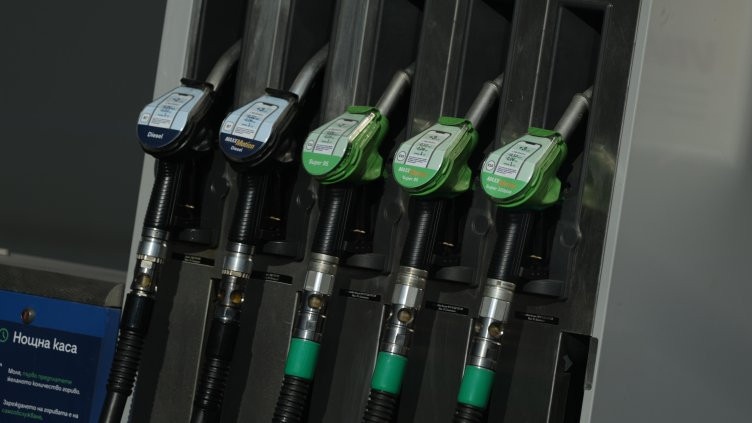 С 20 цента по-евтино: Българи зареждат масово гориво в Турция