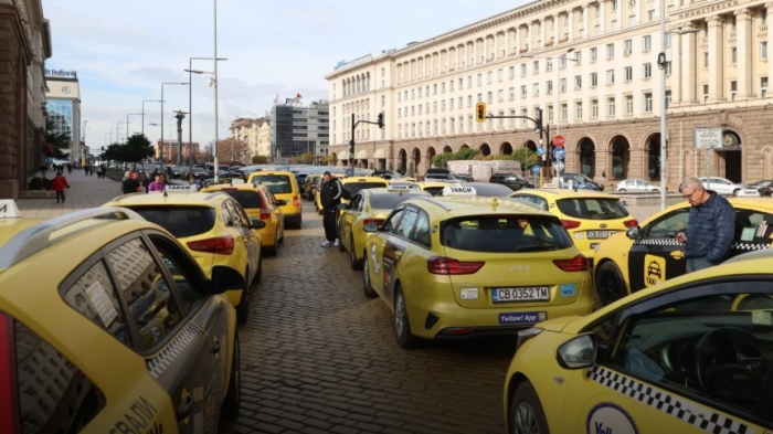 Скъпото гориво тласка таксиметровия бранш към фалити