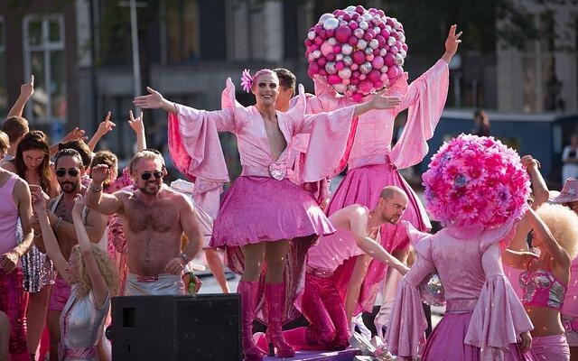 Полша узакони еднополовите бракове, сключени в други държави от ЕС