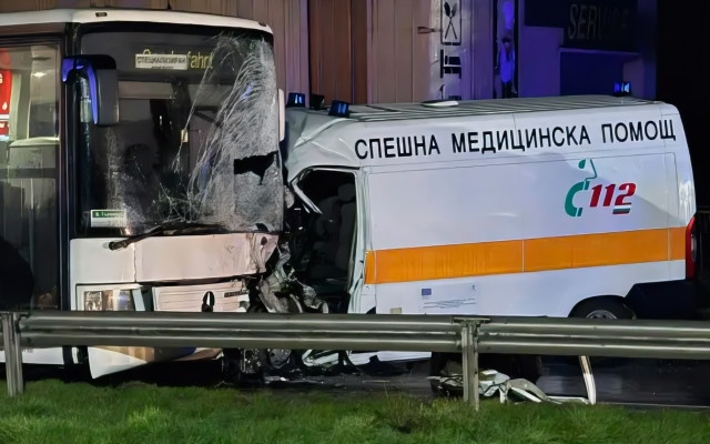Тежка катастрофа между автобус и линейка, има жертва