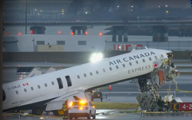 Смъртоносният сблъсък на самолет с пожарна на летище "Ла Гуардия" в Ню Йорк: Какво се знае ВИДЕО