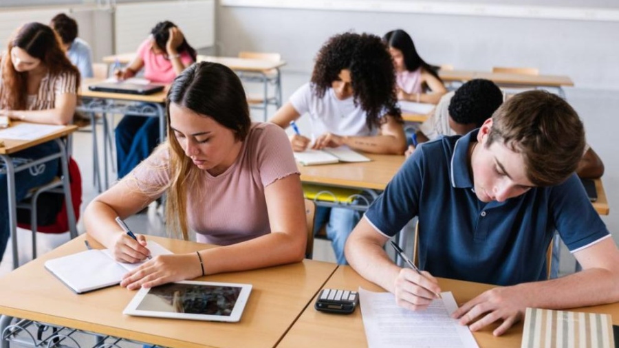 Таксите за студенти през 2026/2027: До 1000 евро годишно, медицината достига 10 хил. евро за чужденци