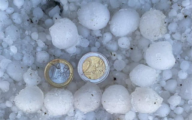 Градушка с размерите на монета от € 2 удари Крумовград ВИДЕО