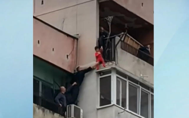 3-годишно дете увисна от 8-ия етаж, спасиха го полицаи ВИДЕО