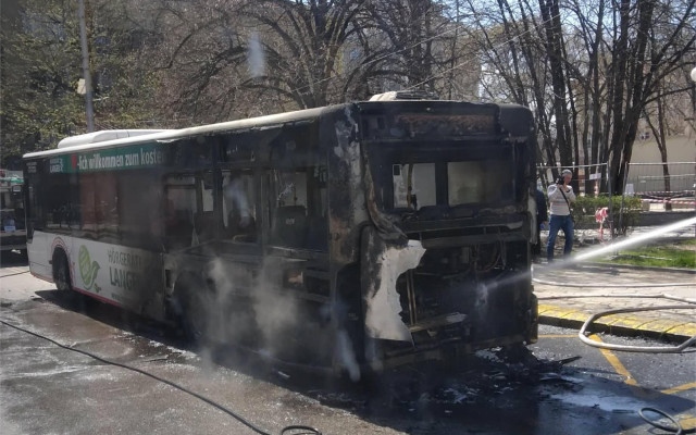 Автобус пламна в движение в центъра на Пловдив и стана на въглен (СНИМКИ, ВИДЕО)
