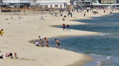 Варна, морето, сините вълни: Хората се наслаждават на слънцето на плажа в града