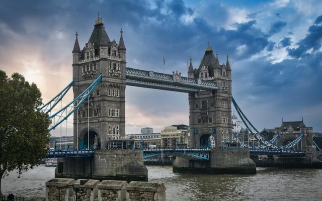 "Сънди телеграф": Афганистанци и нигерийци идват на Острова с визи за Украйна