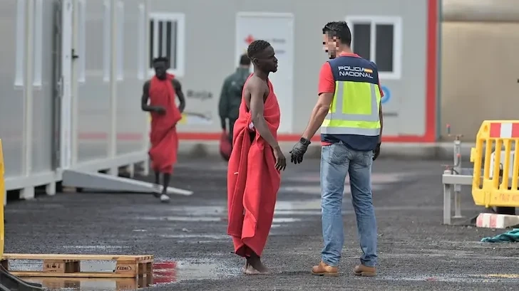 Испания узаконява 500 000 мигранти без документи