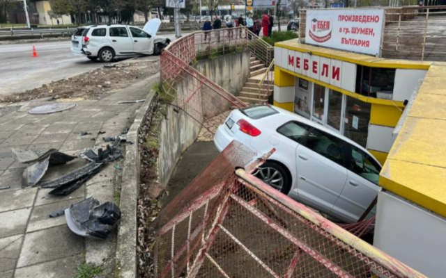 Тежка катастрофа в Шумен - автомобил връхлетя в магазин, трима са пострадали