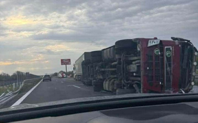 Камион с картофи се объран, затапи движението по АМ "Тракия" към Бургас