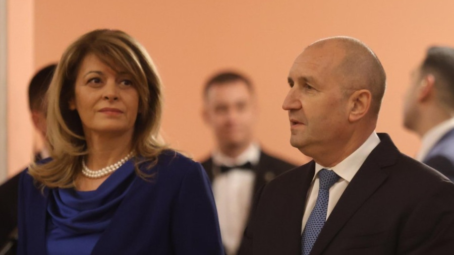 Радев вече гласува, жена му обяви, че още мисли кого да подкрепи