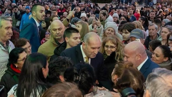 ИИ прогнозира: Политически хороскоп на Румен Радев и "Прогресивна България"