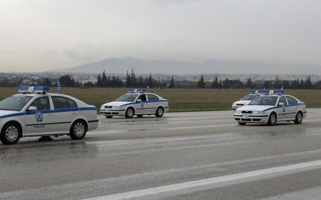 Екшън в Гърция: 89-годишен простреля петима държавни служители и изчезна с такси