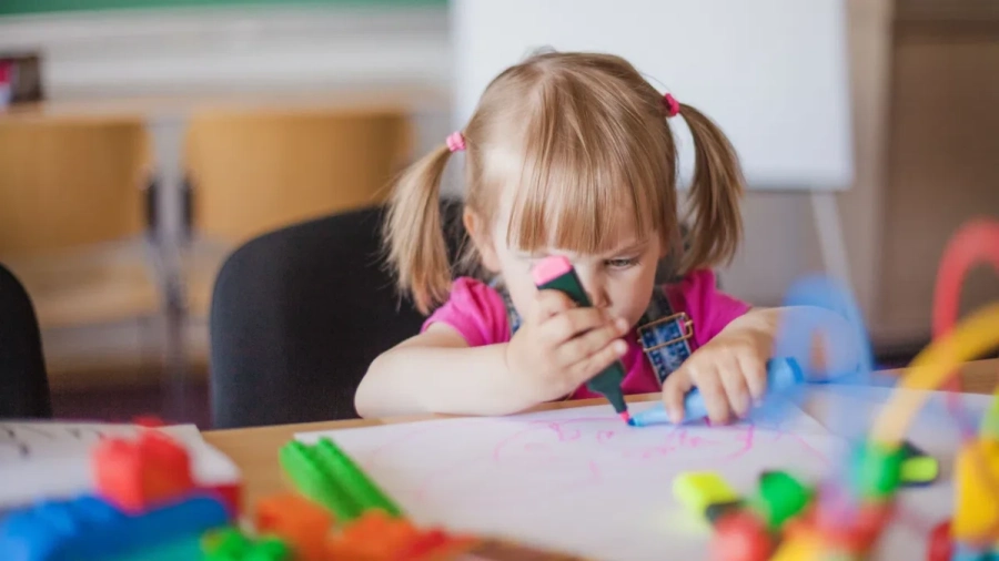 Гърция отпуска между 300 и 500 евро на месец за работещи родители за детегледач