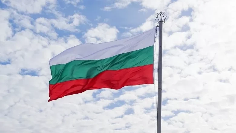 Проучване: 89% от младите виждат бъдещето си в България