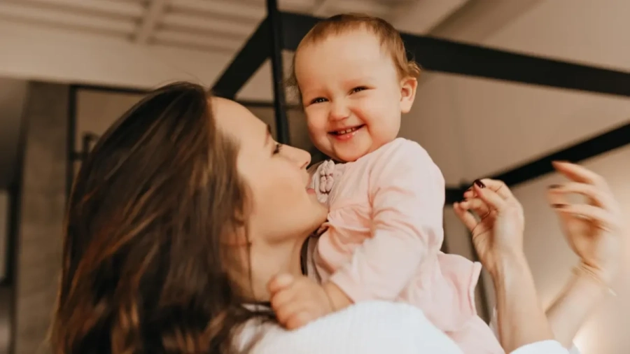 Майчинството в България: Много ли са две години?