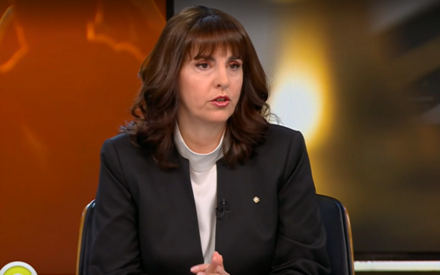 Ефремова разпореди проверка как е отглеждано дете в дом със заключени на балкона дни наред куче и котка