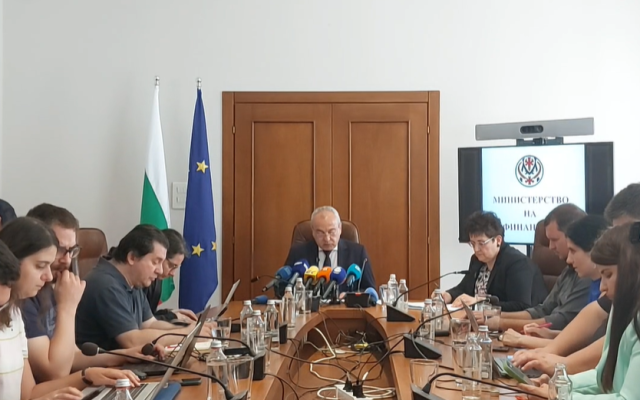 Гълъб Донев представи проектобюджета: Няма да отнемаме права и да намаляваме доходи (ВИДЕО)