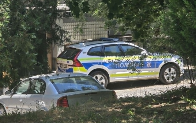 Мъж се самоуби със скок от 6-ия етаж в Бургас, падна върху Ауди