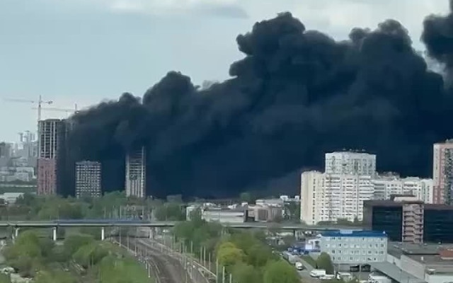 Пушек над руската столица: Черният дим от пожара край Москва достигна до града
