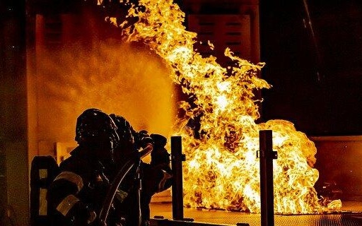 Голям пожар пламна в столичен квартал